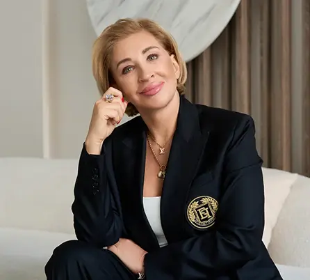 Команда агентства недвижимости на фоне фирменного стенда