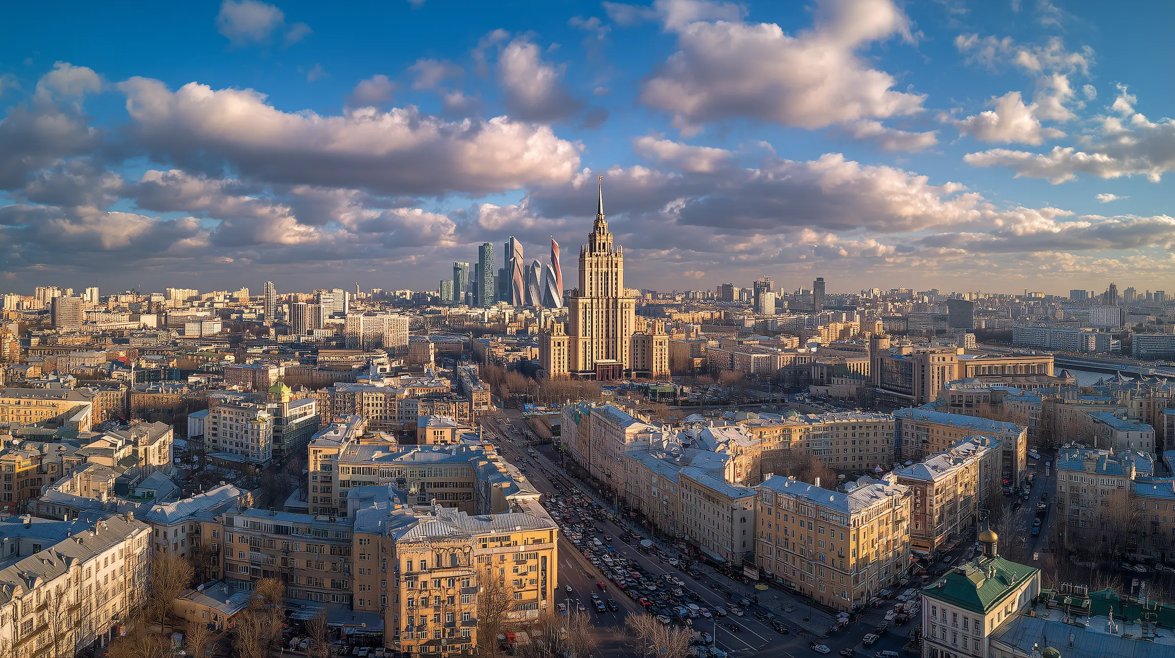 Панорама Москвы с деловыми районами и жилыми кварталами